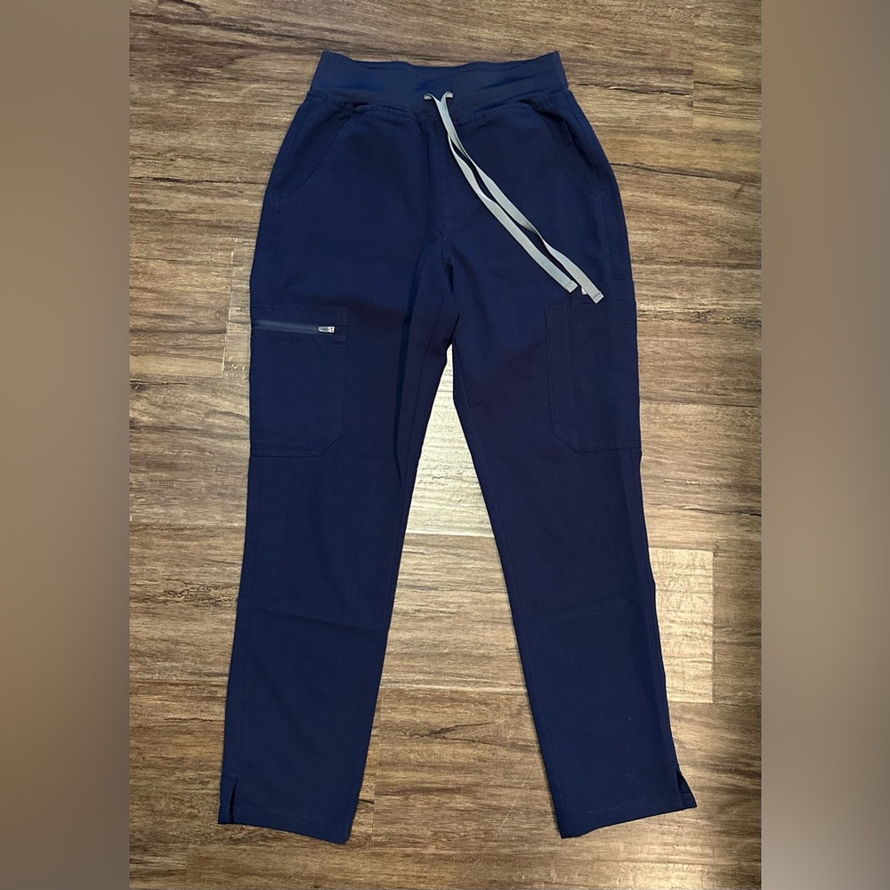 Figs Yola Scrub Pants in Navy. Size XSP